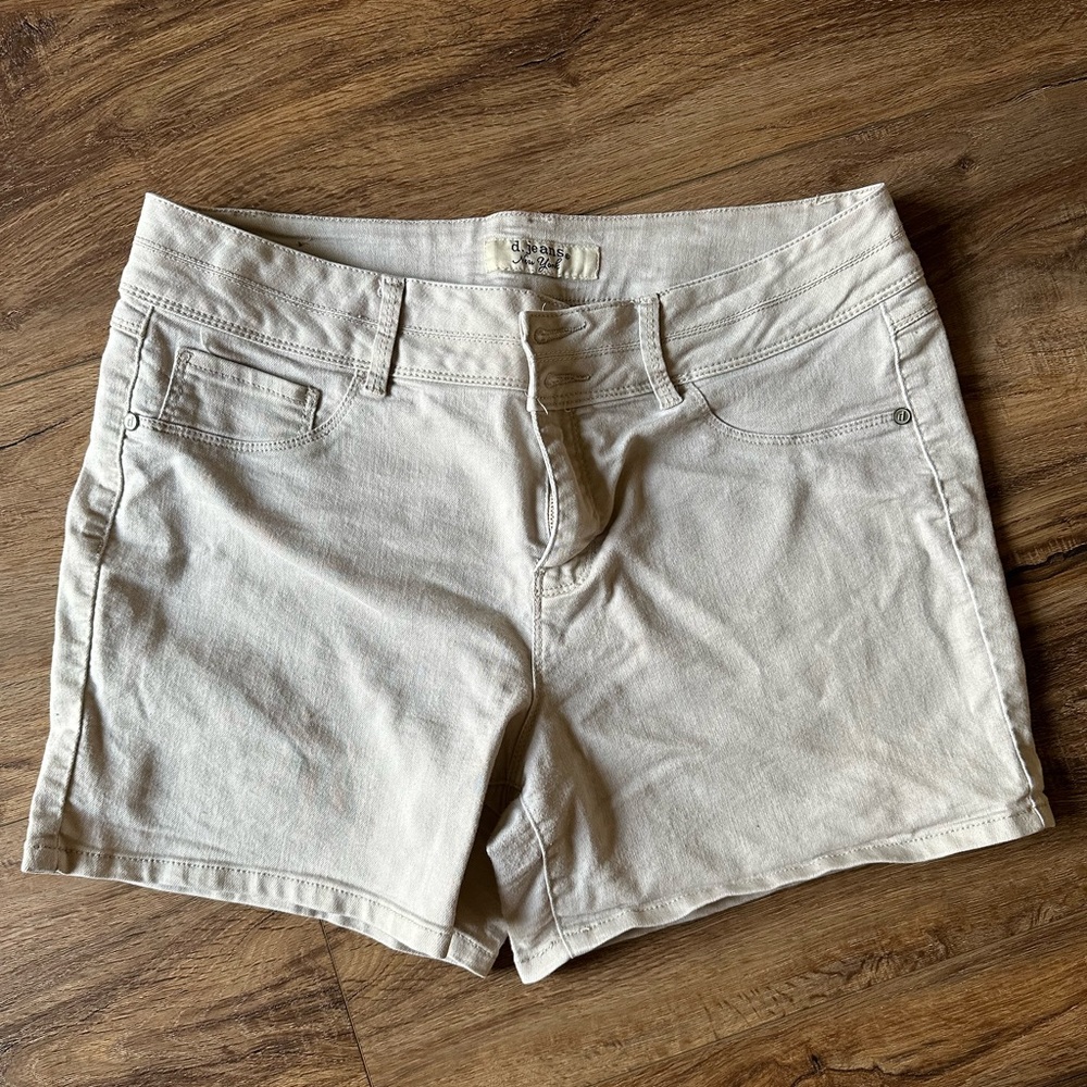 Women’s khaki shorts